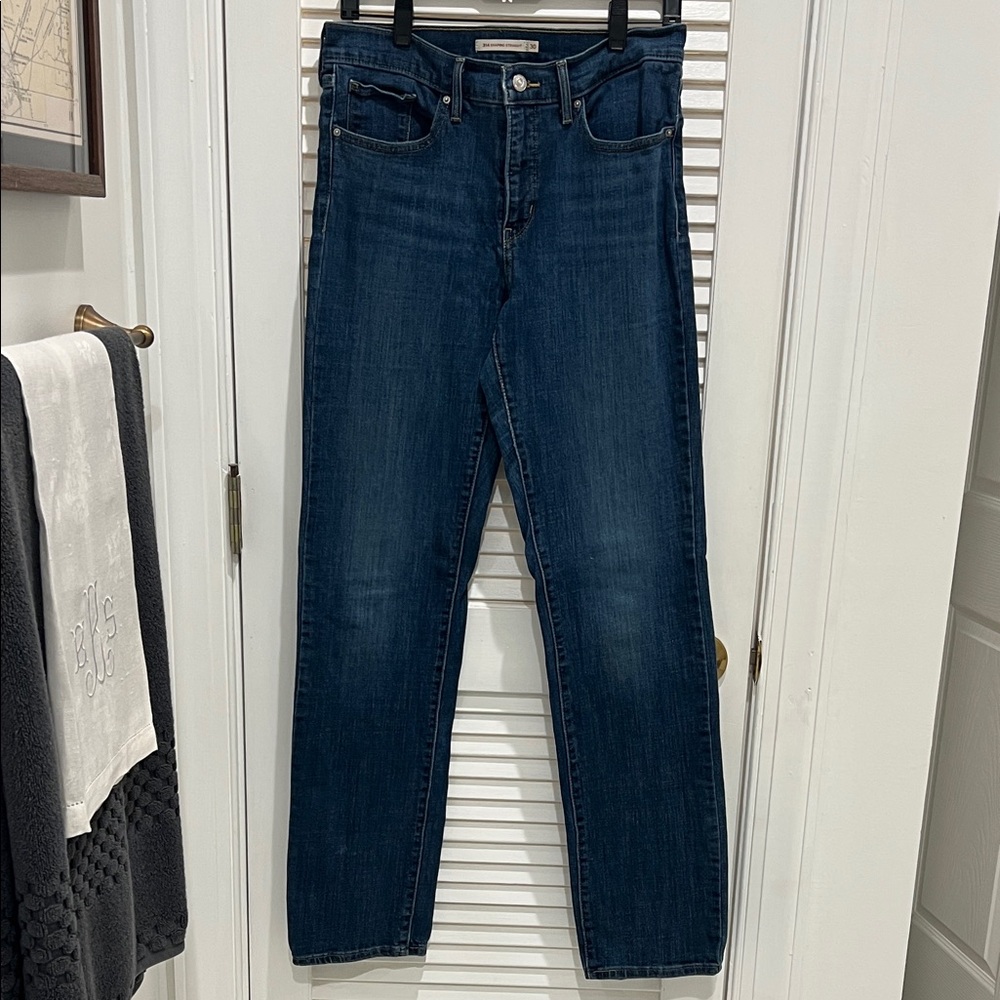 Levi's Women's Dark Blue Straight Shaping jeans sz 30